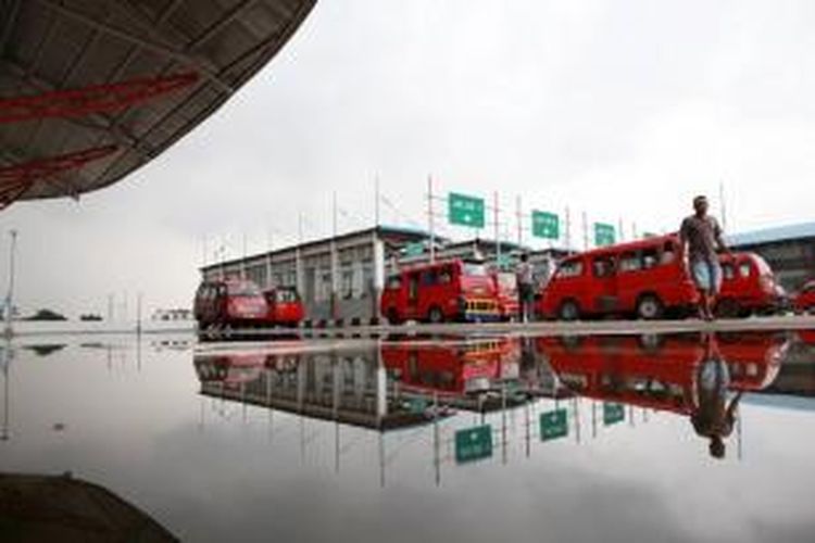 Antrean angkutan umum di Terminal Bus Terpadu Sentra Timur, Pulo Gebang, Jakarta Timur. Terminal baru ini mulai beroperasi untuk angkutan umum dalam kota. Infrastruktur seperti jalan akses masuk dan keluar terminal masih terus dikerjakan.