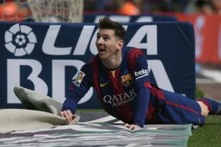 Salah satu ekspresi penyerang Barcelona, Lionel Messi, pada pertandingan Primera Division melawan Rayo Vallecano, di Camp Nou, Minggu (8/3/2015), yang berakhir 6-1 untuk Barcelona.