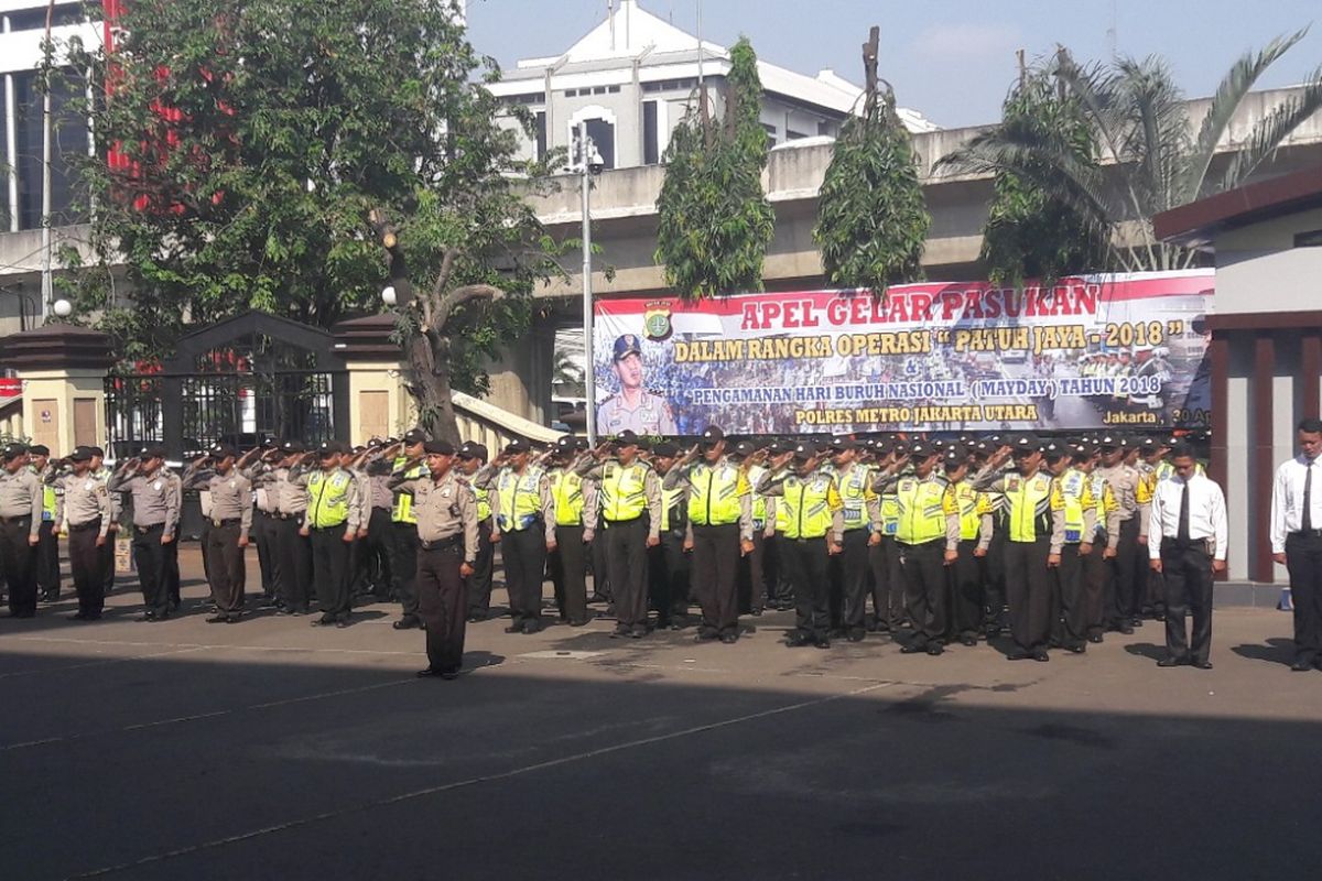 Polrea Metro Jakarta Utara menggelar Apel Gelar Pasukan Pengamanan Hari Buruh Internasional di Lapangan Mapolres Jakarta Utara, Senin (30/4/2018).