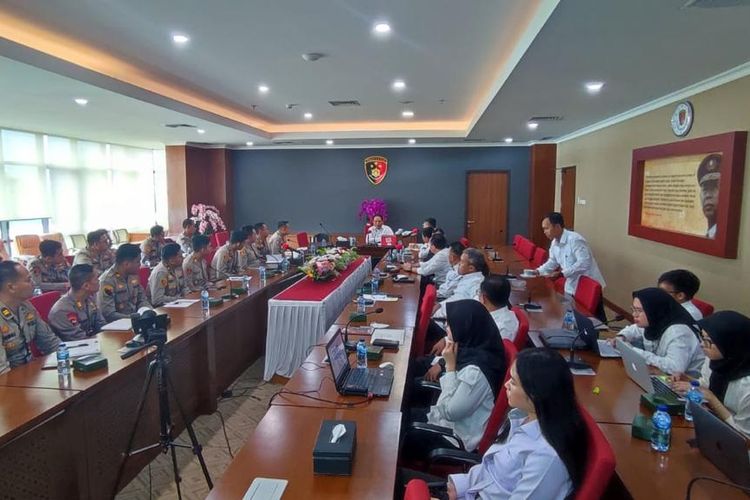 Dirtipidkor Bareskrim Polri Brigjen Cahyono Wibowo memberikan arahan ke 15 anggota Polri yang ditugaskan ke KPK di Gedung KPK, Jakarta, Senin (30/1/2023).