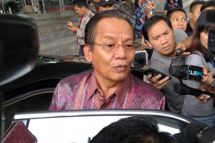 Gubernur Sulawesi Tengah (Sulteng) Longki Djanggola saat keluar dari kantor pusat Komisi Pemberantasan Korupsi (KPK) di Jalan HR Rasuna Said, Kuningan, Jakarta Selatan, Senin (28/11/2016).