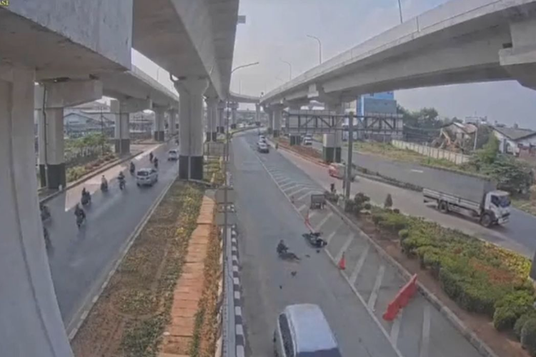 Rekaman CCTV yang menunjukkan detik-detik terjadinya kecelakaan di jalan menuju Gerbang Tol Bekasi Raya wilayah Cakung, Jakarta Timur, Rabu (14/6/2023).