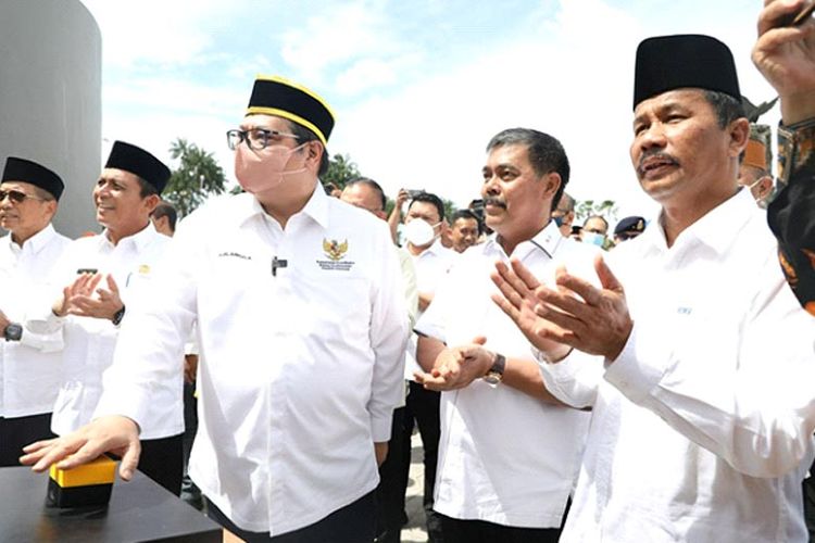 Menko Airlangga dan Kepala BP Batam dalam peresmian Masjid Tanwirun Naja. 


