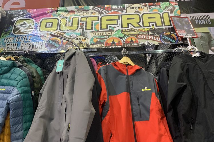 Celana panjang dan pendek, kemeja, jaket gunung Outfrai, dijual dengan harga mulai Rp 110.000 per produk.