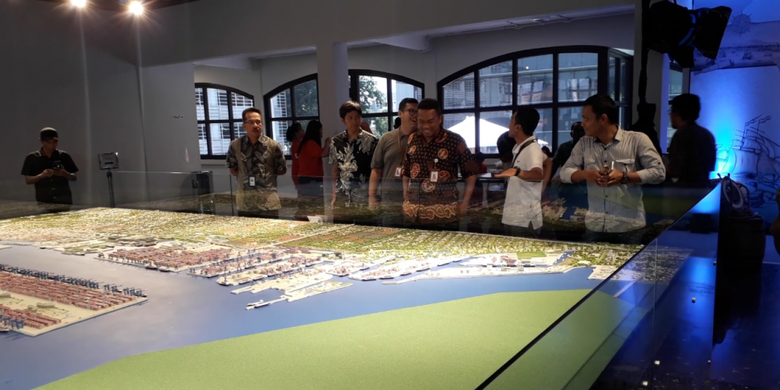 Pengunjung memperhatikan maket pengembangan Pelabuhan Tanjung Priok yang dipamerkan di Museum Maritim Indonesia, Jumat (7/12/2018).