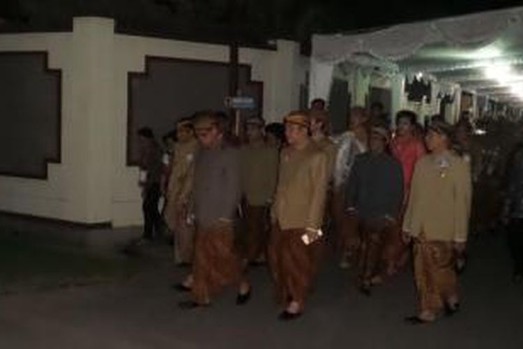 Rombongan seserahan putra Presiden Joko Widodo, Gibran Rakabuming Raka, Rabu (10/5/2015) malam.