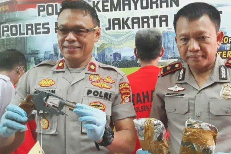 Kapolsek Metro Kemayoran, Kompol Saiful Anwar (kiri), saat memegang barang bukti senpi rakitan milik AS, saat konferensi pers di kantor Polsek Kemayoran, Jakarta Pusat, Kamis (31/10/2019). 
