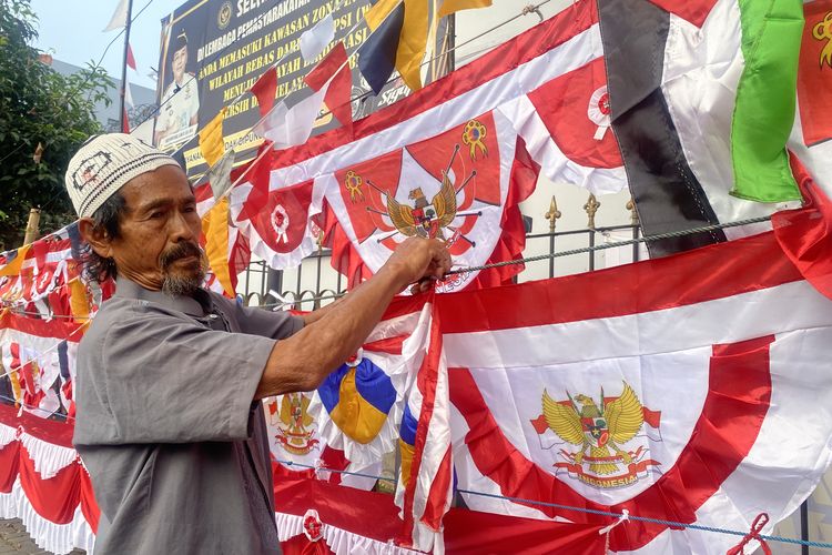 Melihat Asa Udin, Pedagang Bendera Musiman di Sukabumi yang Berjuang di Tengah Gempuran Pasar Digital