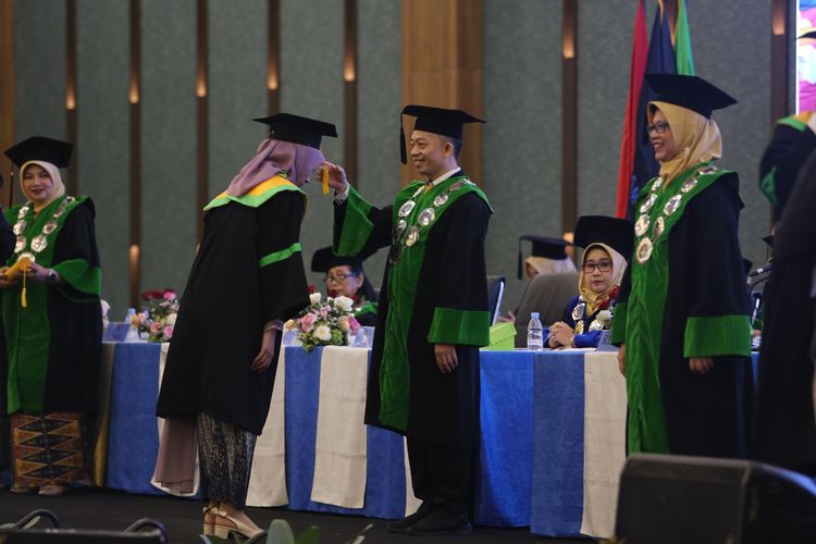 Universitas MH Thamrin menggelar upacara wisuda tahun akademik 2022/2023 bagi 1.054 lulusan pada Kamis, 30 November 2023, Jakarta.