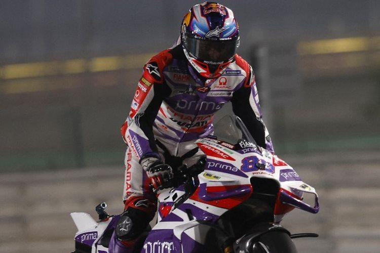 Jorge Martin kala beraksi dalam sesi Practice MotoGP Qatar 2023 di Sirkuit Internasional Lusail, Qatar, 17 November 2023. Terkini, Jorge Martin sukses memenangi Sprint Race MotoGP Qatar 2023, Minggu (19/11/2023) dini hari WIB. Terkini, Jorge Martin memenangi Sprint Race MotoGP Qatar 2024. (Photo by KARIM JAAFAR / AFP)