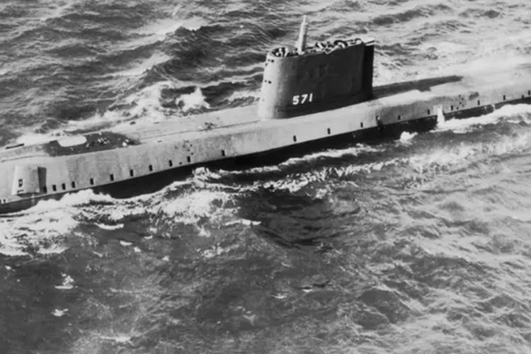 USS Nautilus, kapal selam nuklir pertama milik AS yang berlayar di bawah lapisan es ke Kutub Utara.

