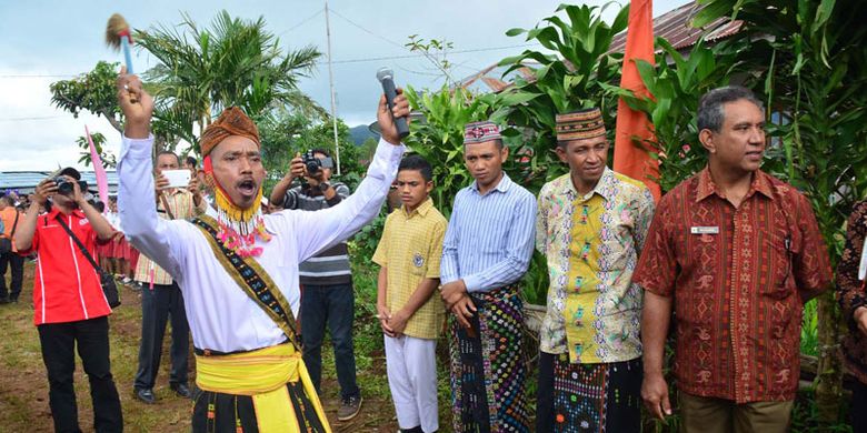 Warga Kampung Paang Lembor, Desa Wae Bangga, Kecamatan Lembor, Kabupaten Manggarai Barat, Flores, NTT menyambut Menteri Pemberdayaan Perempuan dan Perlindungan Anak, Prof Yohana Yembise dan rombongan dengan tarian Ronda, Kamis (23/11/2017). 