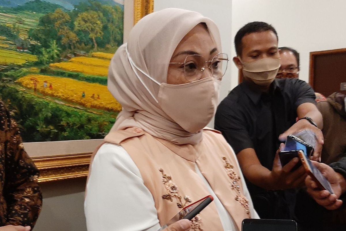 Menteri Ida Fauziyah usai penandatanganan Perjanjian Kerja Bersama (PKB) penerimaan bantuan BLK Komunitas di Hotel Horison Nindya, Semarang, Minggu  (30/8/2020) malam.