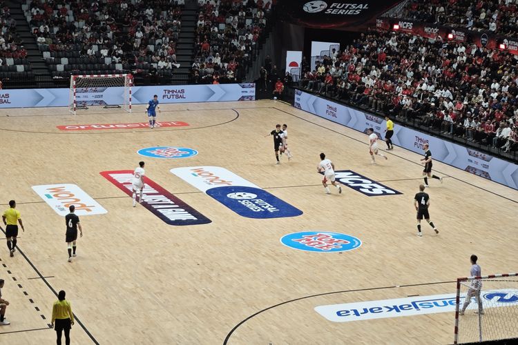 Suasana laga uji coba antara timnas futsal Indonesia vs Australia di Indonesia Arena, Jakarta, Sabtu (1/11/2025).