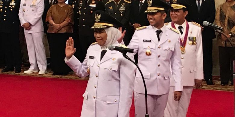 Khofifah Dan Emil Dardak Resmi Jabat Gubernur Dan Wagub Jatim Halaman All Kompas Com