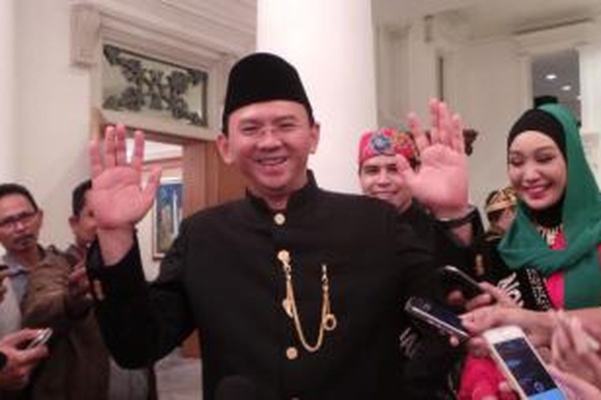 Gubernur DKI Jakarta Basuki Tjahaja Purnama mengangkat dua tangan sambil menyerukan salam khas Abang None, 