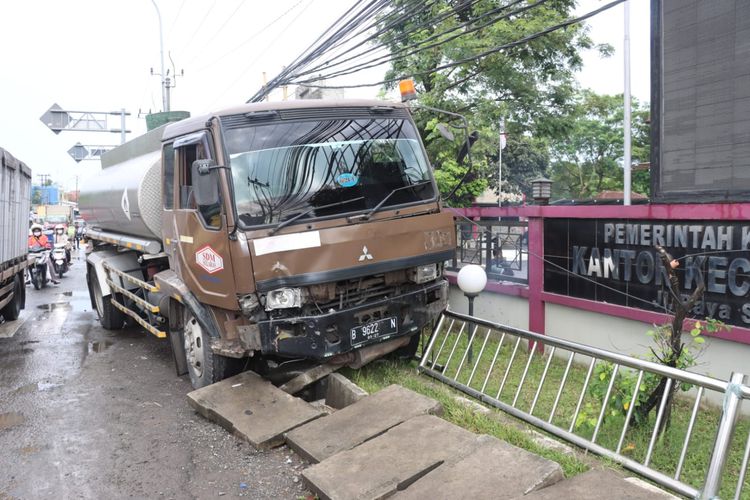 Kecelakaan yang merenggut tiga korban jiwa di depan Kantor Kecamatan Balaraja, Kabupaten Tangerang, Senin (10/4/2023) pukul 07.00 WIB. Sebuah truk menyeruduk lima sepeda motor yang ada di depannya.