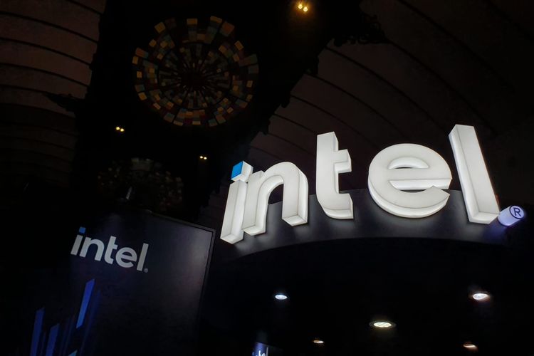 Logo Intel dalam peluncuran Intel Gen 13 di Indonesia