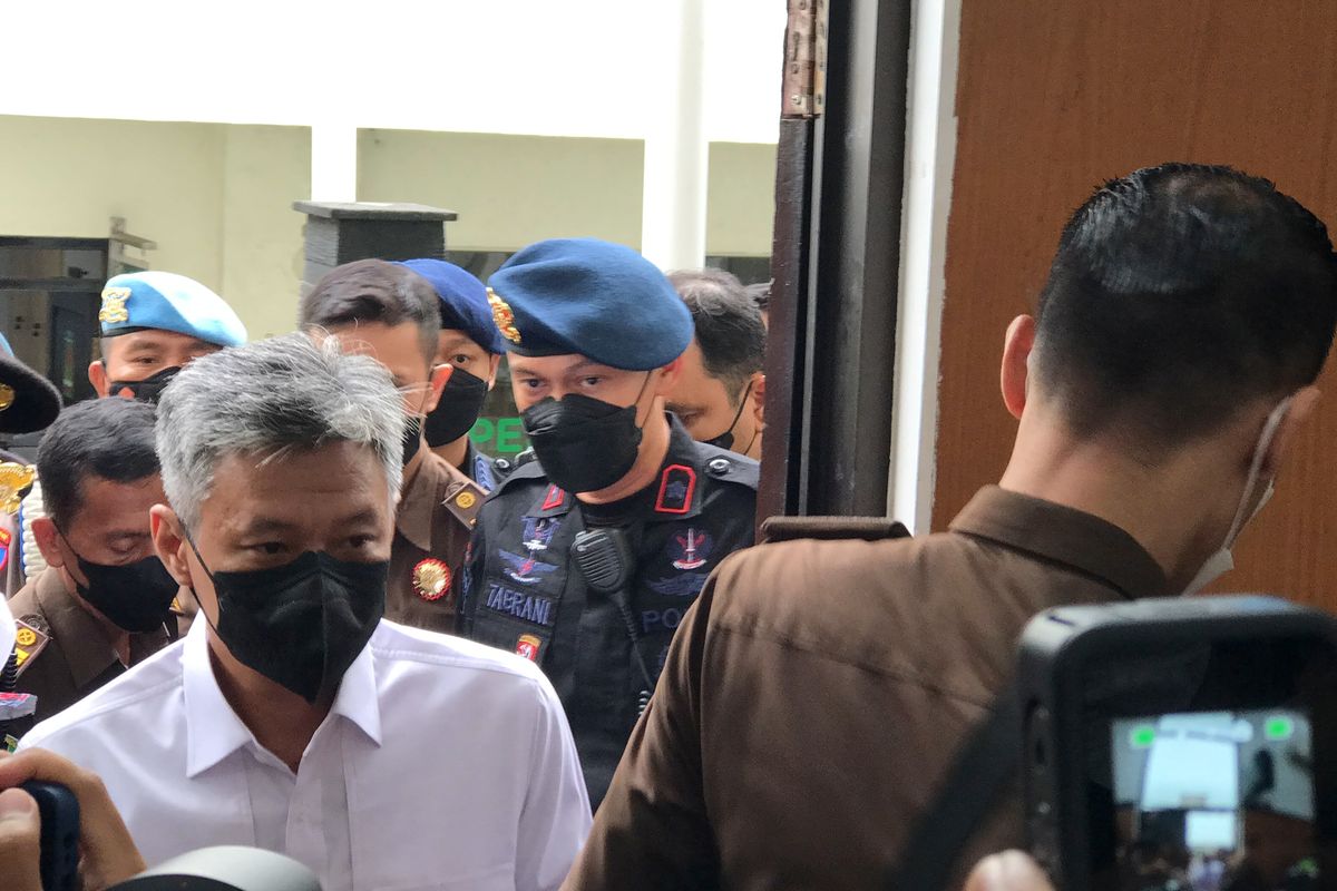 Mantan Kepala Biro Pengamanan Internal (Karo Paminal) Divisi Profesi dan Pengamanan (Propam) Polri Brigjen Hendra Kurniawan menjalani sidang perdana di Pengadilan Negeri (PN) Jakarta Rabu (19/10/2022). Hendra menjalani sidang dengan agenda pembacaan surat dakwaan kasus obstruction of justice atau perintangan proses penyidikan terkait perkara dugaan pembunuhan berencana terhadap Nofriansyah Yosua Hutabarat atau Brigadir J.