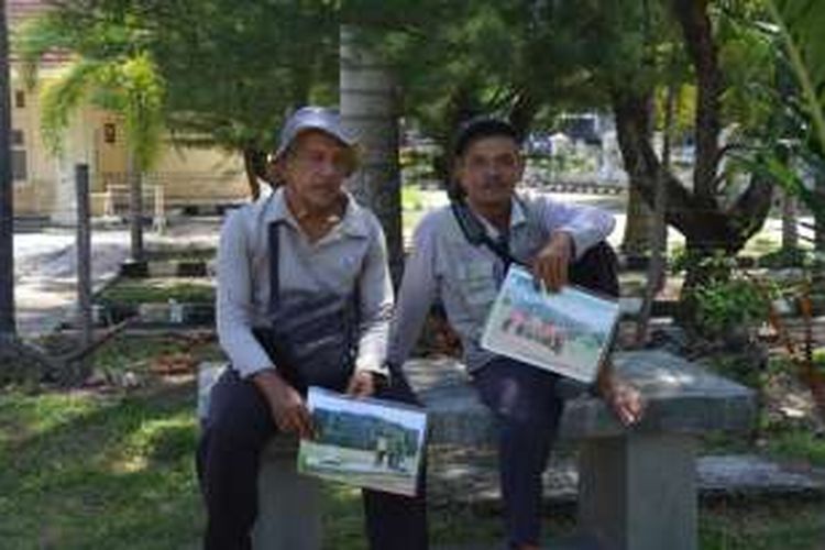 Edi Kusari dan Syukur dua juru foto di Rumah Pengasingan Bung Karno, di Kota Bengkulu