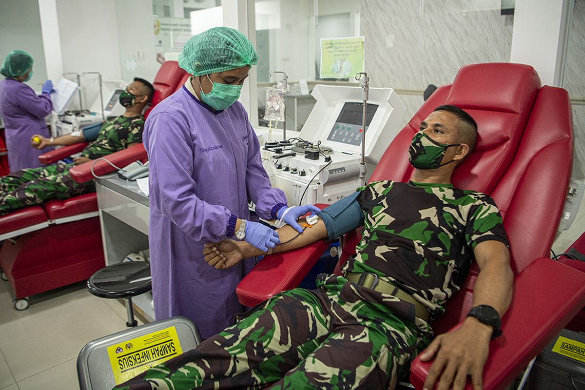 Prajurit TNI AD mendonorkan plasma darahnya di Unit Tranfusi Darah (UTD) Rumah Sakit Pusat Angkatan Darat (RSPAD) Gatot Soebroto Jakarta, Selasa (18/8/2020). Pengambilan plasma konvalesen pasien sembuh COVID-19  yang menggunakan alat apheresis bertujuan untuk membantu penyembuhan pasien terkonfirmasi COVID-19.