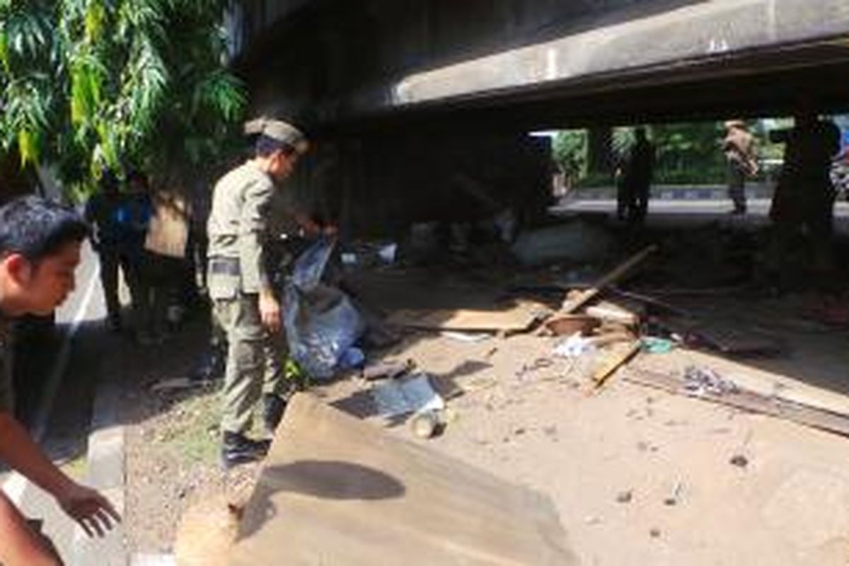 Petugas Satpol PP Jaktim melakuakan penertiban peralatan PKL dan gubuk liar di kawasan Jatinegara, Jakarta Timur. Rabu (30/7/2014).