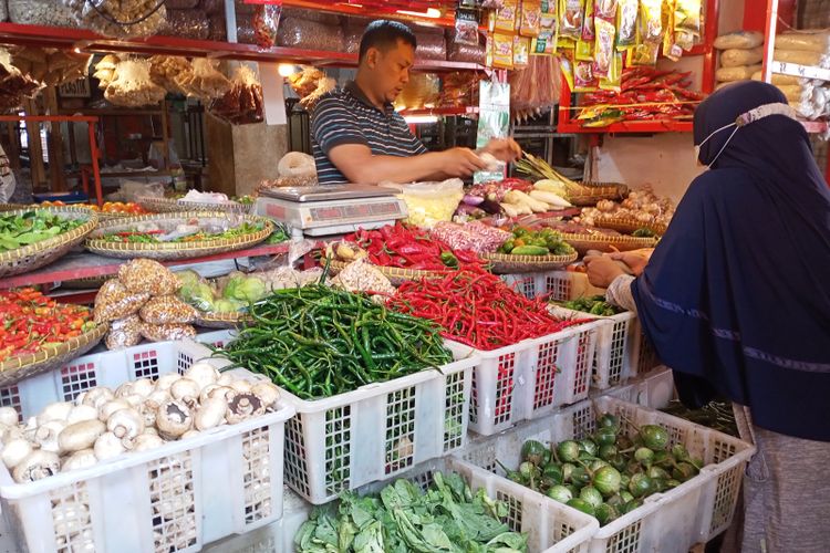 Cuaca buruk menjadi salah satu faktor harga cabai di Kabupaten Bandung menjadi naik