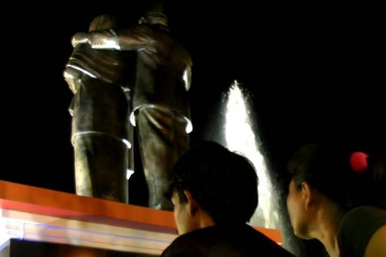 Janji Setia di Depan Monumen Cinta Sejati Ainun Habibie, Basri saat mengucapkan janji setia kepada Istrinya di Monument Cinta sejati Ainun Habibie