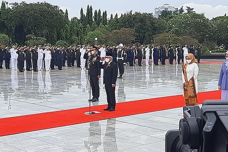 Wakil Presiden Ma'ruf Amin bertindak sebagai inspektur upacara peringatan Hari Pahlawan di Taman Makan Pahlawan (TMP) Kalibata, Jakarta, Kamis (10/11/2022). 