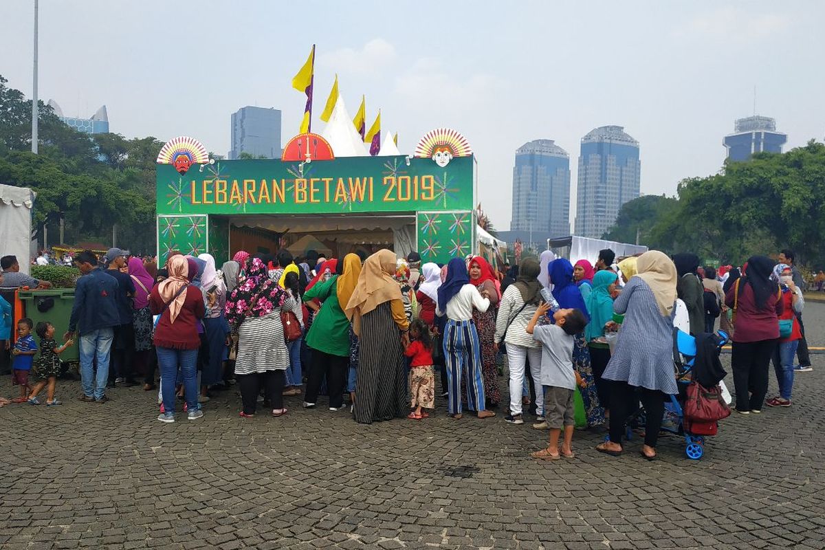 Pengunjung acara Lebaran Betawi 2019 di Monas berjejalan mengantre masuk ke stan makanan Betawi gratis, Sabtu (20/7/2019).