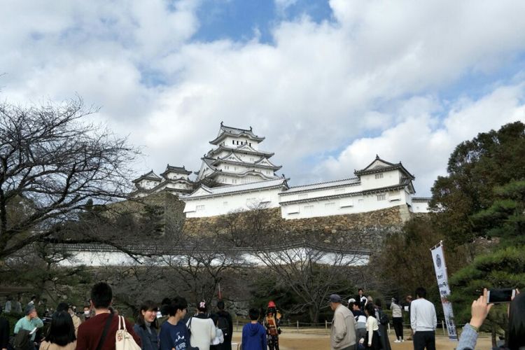 Wisatawan tengah berwisata di area Kastel Himeji, Kota Himeji, Prefektur Hyogo, Jepang, Minggu (4/3/2018).