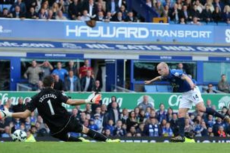 Striker Everton, Steven Naismith saat melepaskan tendangan yang berujung gol ke gawang Arsenal pada lanjutan Premier League di Stadion Goodison Park, Sabtu (23/8/2014). 