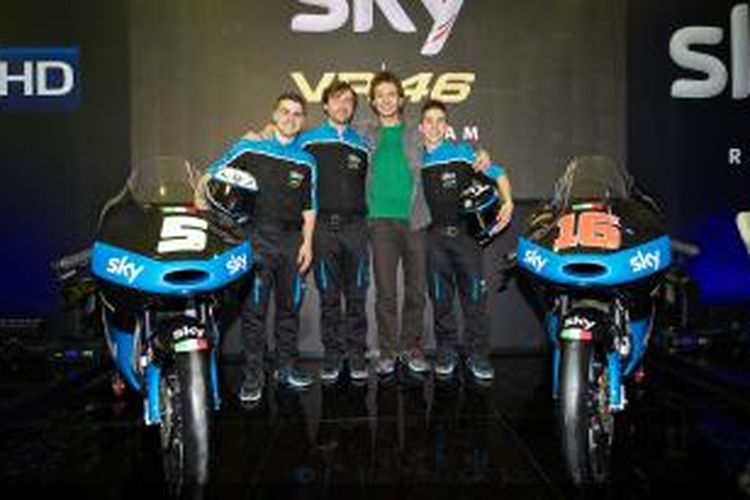 Pebalap Italia, Valentino Rossi (dua dari kanan), berpose bersama pebalap dan manajer Sky Racing Team VR46, pada peluncuran di Tavullia, Italia, Rabu (4/3/2015).