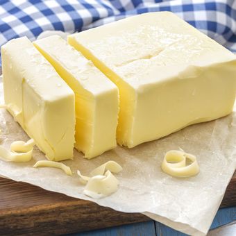 Ilustrasi mentega (butter) yang terbuat dari lemak hewan. Mentega biasa digunakan sebagai bahan pembuat roti maupun kue. 