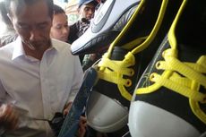 Tak Mau ke Lantai 2, Jokowi Borong Sepatu dan Kaus di Lantai 1 Pasar Blok G