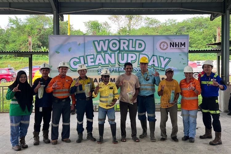 Peserta dan panitia aksi bersih-bersih NHM berpose seusai kegiatan World Cleanup Day 2025 di Tambang Emas Gosowong.
