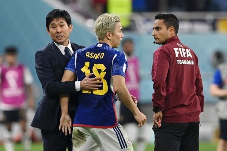 Pelatih timnas Jepang Hajime Moriyasu (kiri) bersama salah satu pemainnya, Takuma Asano, dalam laga pertama Grup E Piala Dunia 2022 kontra Jerman di Stadion Internasional Khalifa, Doha, Qatar, Rabu (23/11/2022) malam WIB.
