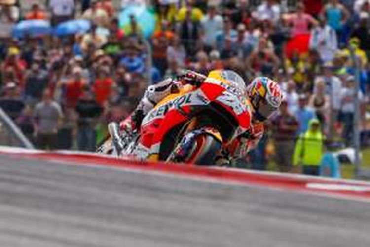 Pebalap Repsol Honda asal Spanyol, Dani Pedrosa, mamacu motornya pada balapan GP Americas di Circuit of The Americas (COTA), Austin, Minggu (10/4/2016).