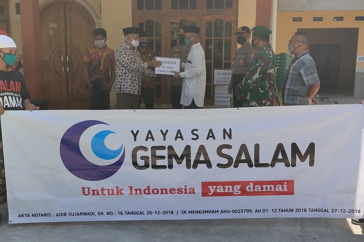 Yayasan Gema Salam menyalurkan lebih dari 500 masker dan 40 liter handsanitizer untuk warga Kulon Progo, terutama di Dusun Wanagiri. Semua bikinan para eks narapidana terorisme yang kini menjadi binaan Gema Salam. Ketua Yayasan, Joko Tri Hermanto, tampak menyerahkan bantuan itu, Sabtu (4/7/2020).