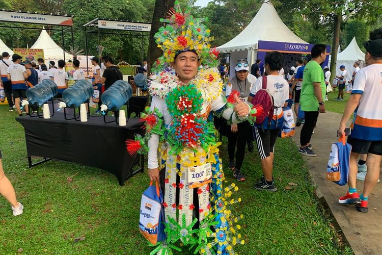 Salah satu peserta Run the City LPS Monas Half Marathon, Dindin Mulyadin, saat berpose setelah diwawancarai di Hutan Kota Plataran, GBK, Senayan, Jakarta, pada Sabtu (1/7/2023).