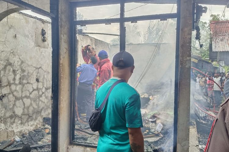 Dua rumah warga di kawasan OSM, Kelurahan Wainitu, Kecamatan Sirimau, Kota Ambon terbakar, Selasa (3/10/2023)