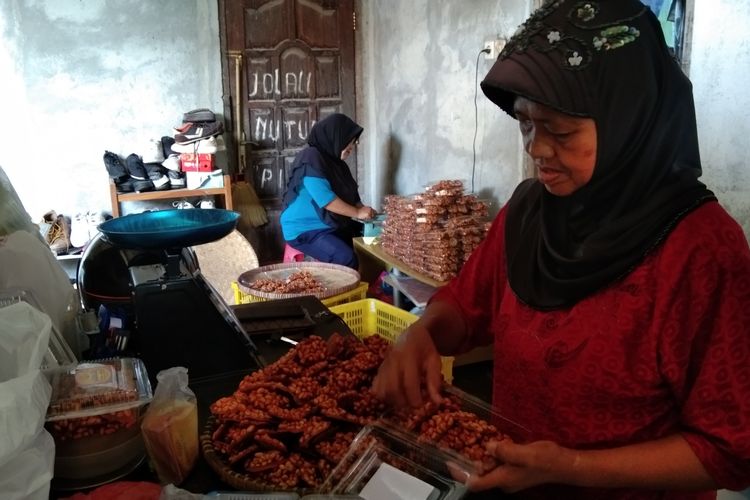 Pekerja tengah mengemas produk Sarita Ampyang di Paremono, Mungkid, Magelang, Rabu (3/4/2024).