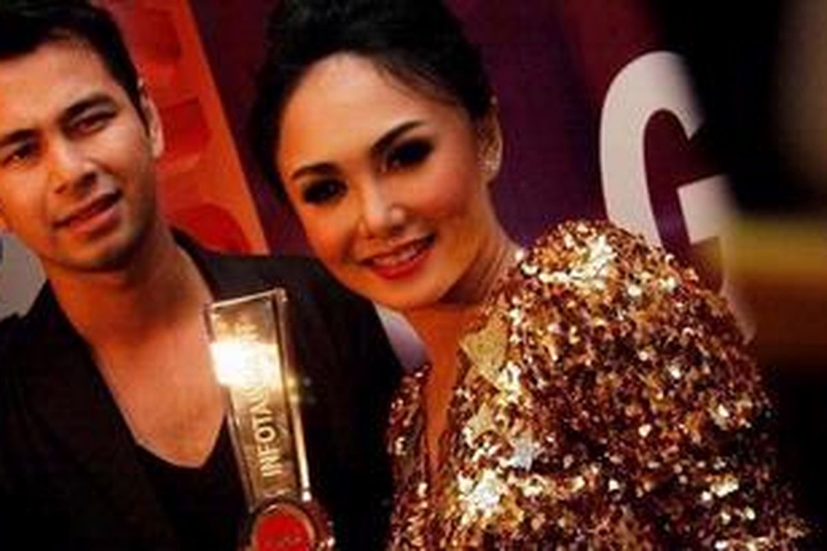 Yuni Shara dan Raffi Ahmad merupakan Pasangan Selebriti Paling Infotainment dalam Infotainment Awards 2012, di Jakarta pada 20 Januari 2012.