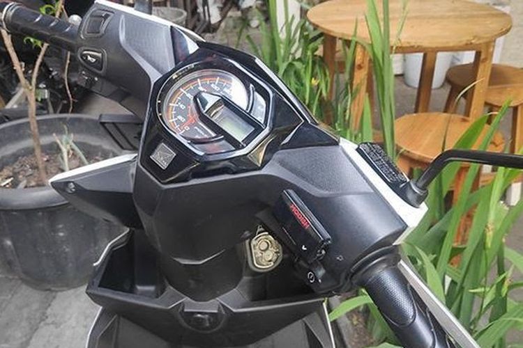 Pemilik sepeda motor mengunci stang ke arah kanan supaya mempersulit ruang gerak pencuri 