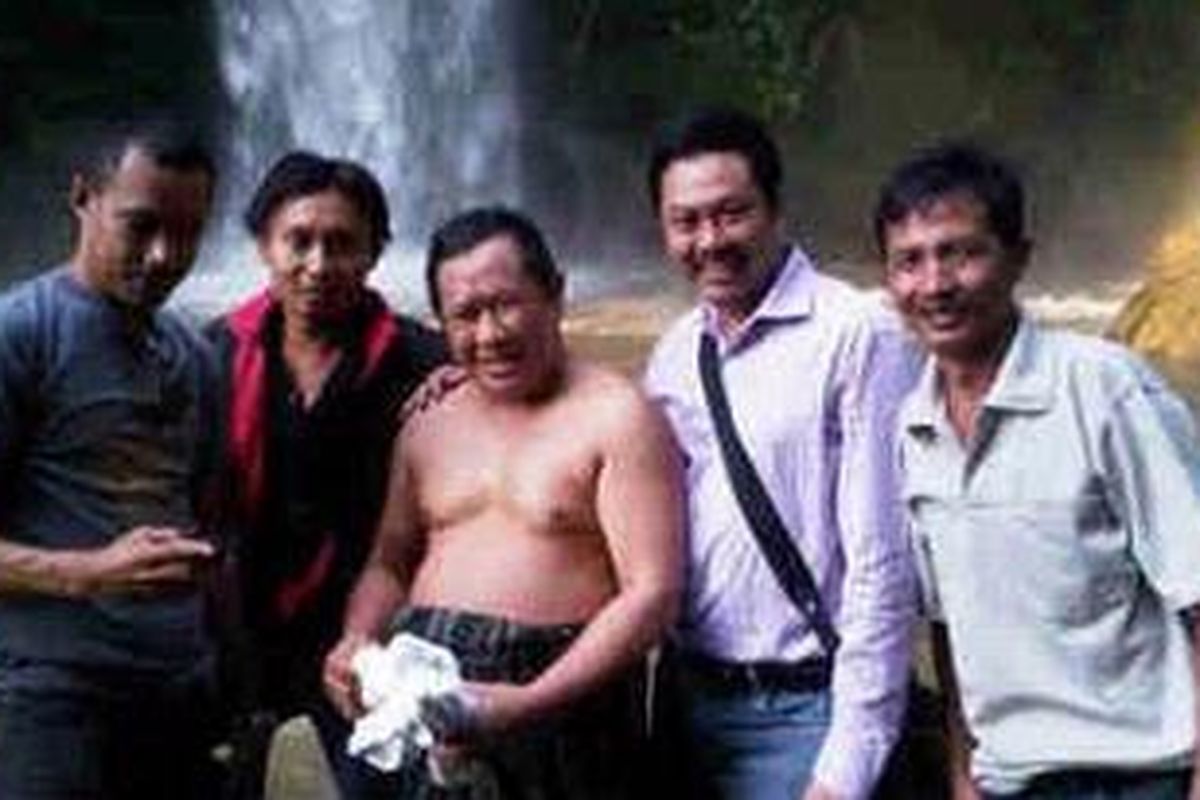 Foto Susno Duadji sedang mandi di sungai di belakang rumahnya ketika pulang kampung ke Pagar Alam, Sumatera Selatan.