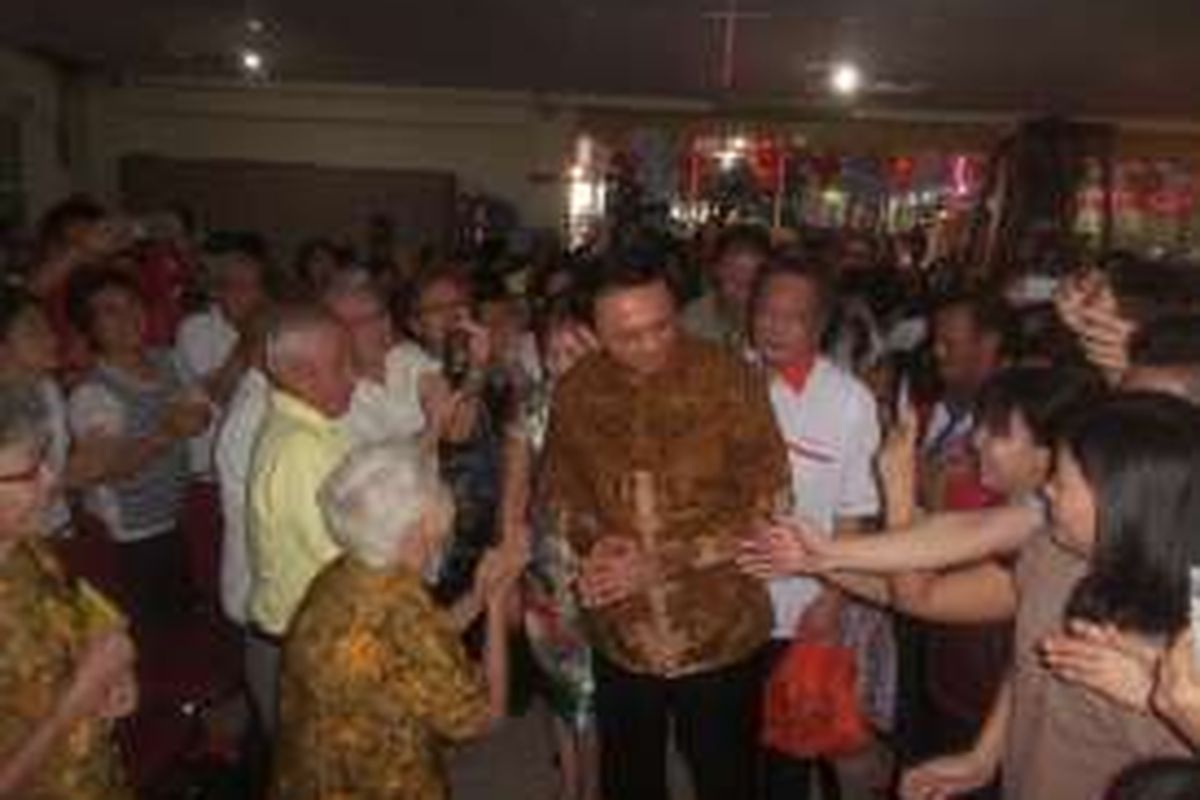 Gubernur DKI Jakarta Basuki Tjahaja Purnama saat menghadiri puncak peringatan Hari Waisak 2560 di Wihara Ekayana Arama, Kebon Jeruk, Jakarta Barat, Minggu (22/5/2016).