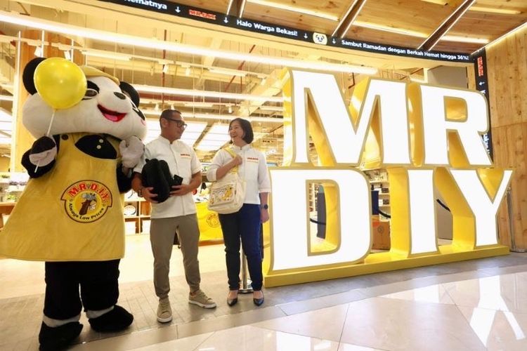 Direktur/VP Business Development MR.D.I.Y. Indonesia Michael dan Head of Marketing MR.D.I.Y. Indonesia Ria Sutrisno meresmikan Grand Opening Flagship Store MR.D.I.Y. di Summarecon Mall Bekasi 2, Jumat (27/2/2026). Kehadiran toko ini merupakan bagian dari upaya MR.D.I.Y. untuk meningkatkan pengalaman belanja keluarga lewat konsep flagship store yang semakin nyaman, tertata, dan mudah diakses seluruh pelanggan. 