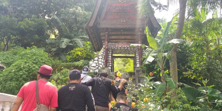 Gerbang menuju istana Raja Sisingamangaraja