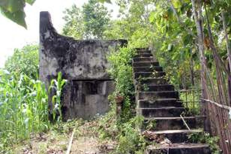 Reruntuhan benteng Mas di Kwandang, Kabupaten Gorontalo Utara. Struktur ini diduga peninggalan bangsa eropa untuk mengatasi banyaknya bajak laut di laut Sulawesi dan mengatur jalur perdagangan rempah-rempah