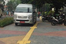 Mobil Pelat Merah Ini Parkir Sembarangan di Trotoar Jalan Sunda Jakpus